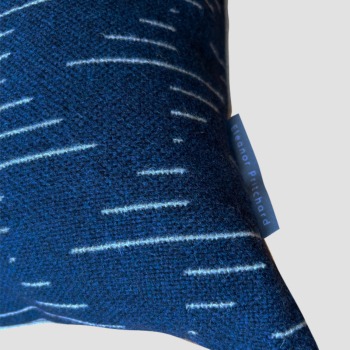 エレノア プリチャード Tuulevurr クッション ネイビー/サッド