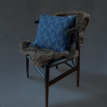 エレノア プリチャード Tuulevurr クッション ネイビー/サッド