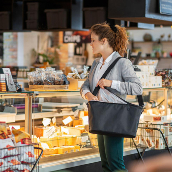 【新品・未開封】ビアーチャン　マスコット付き　クーラーバック　レア物　レトロ ディズニー ピクサー ミニトートクーラーバッグ(モンスターズ